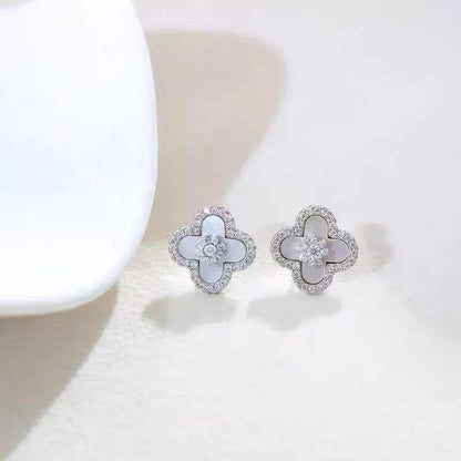 Silberne Ohrstecker in Blütenform mit weißer Einlage und Zirkonia