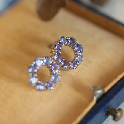 Silberne Ohrstecker in Kreisform besetzt mit kleinen runden lila Tanzaniten