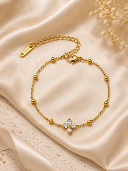 artes Blüten-Glanz Armband aus vergoldetem Titanstahl mit Zirkonia-Blüte und Goldperlen auf goldenem Satin