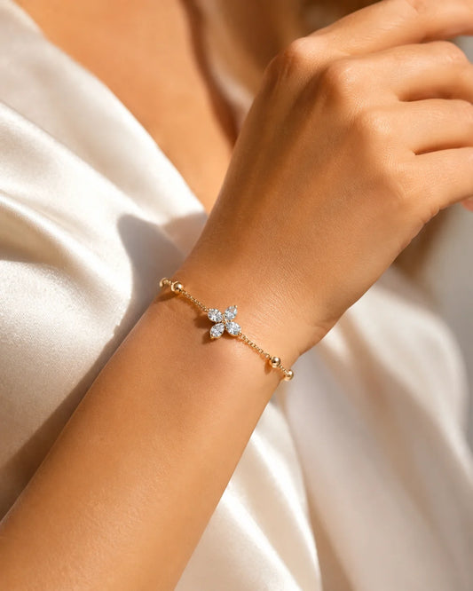 Zartes Blüten-Glanz Armband aus vergoldetem Titanstahl mit Zirkonia-Blüte und Goldperlen auf goldenem Satin