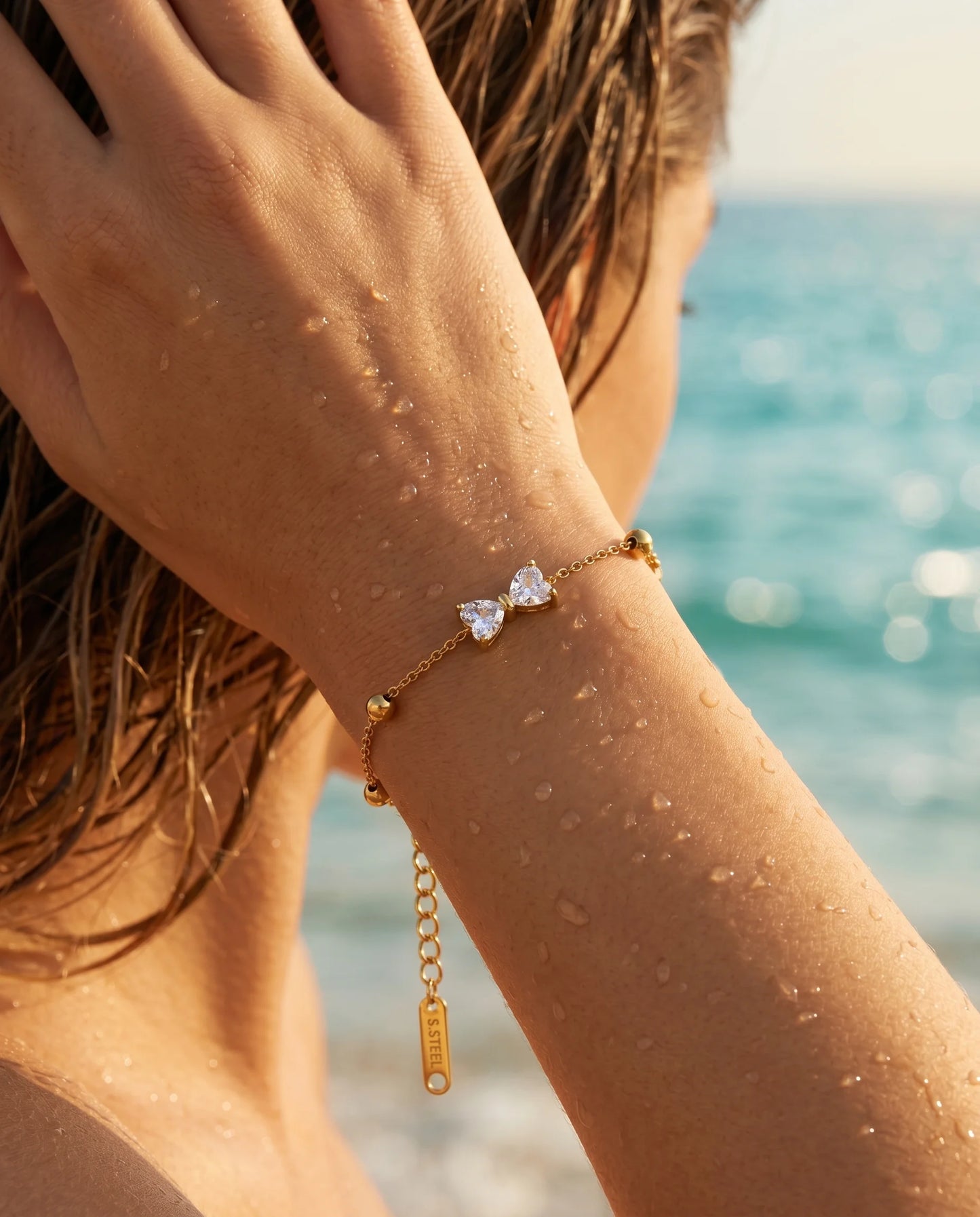 Zartes Zirkonia-Schleifen Armband aus 18K vergoldetem Titanstahl mit goldenen Perlen-Akzenten an der feinen Kette