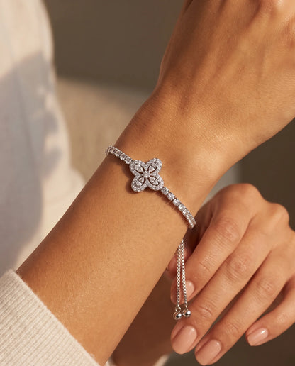 Verstellbares Zirkonia Kleeblatt Armband für Damen aus versilbertem Kupfer mit Zugverschluss auf weißem Hintergrund