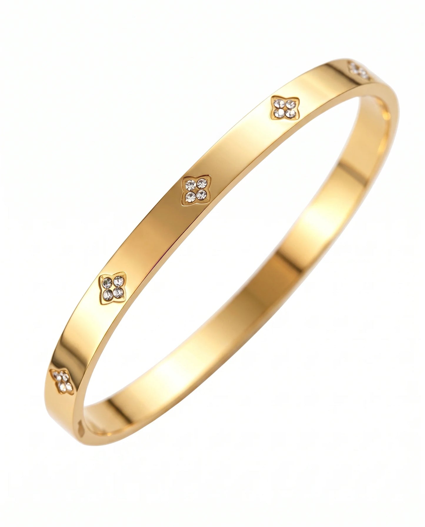 Goldener Zirkonia Kleeblatt Armreif aus 18K vergoldetem Titanstahl mit 60 mm Innendurchmesser auf weißem Hintergrund