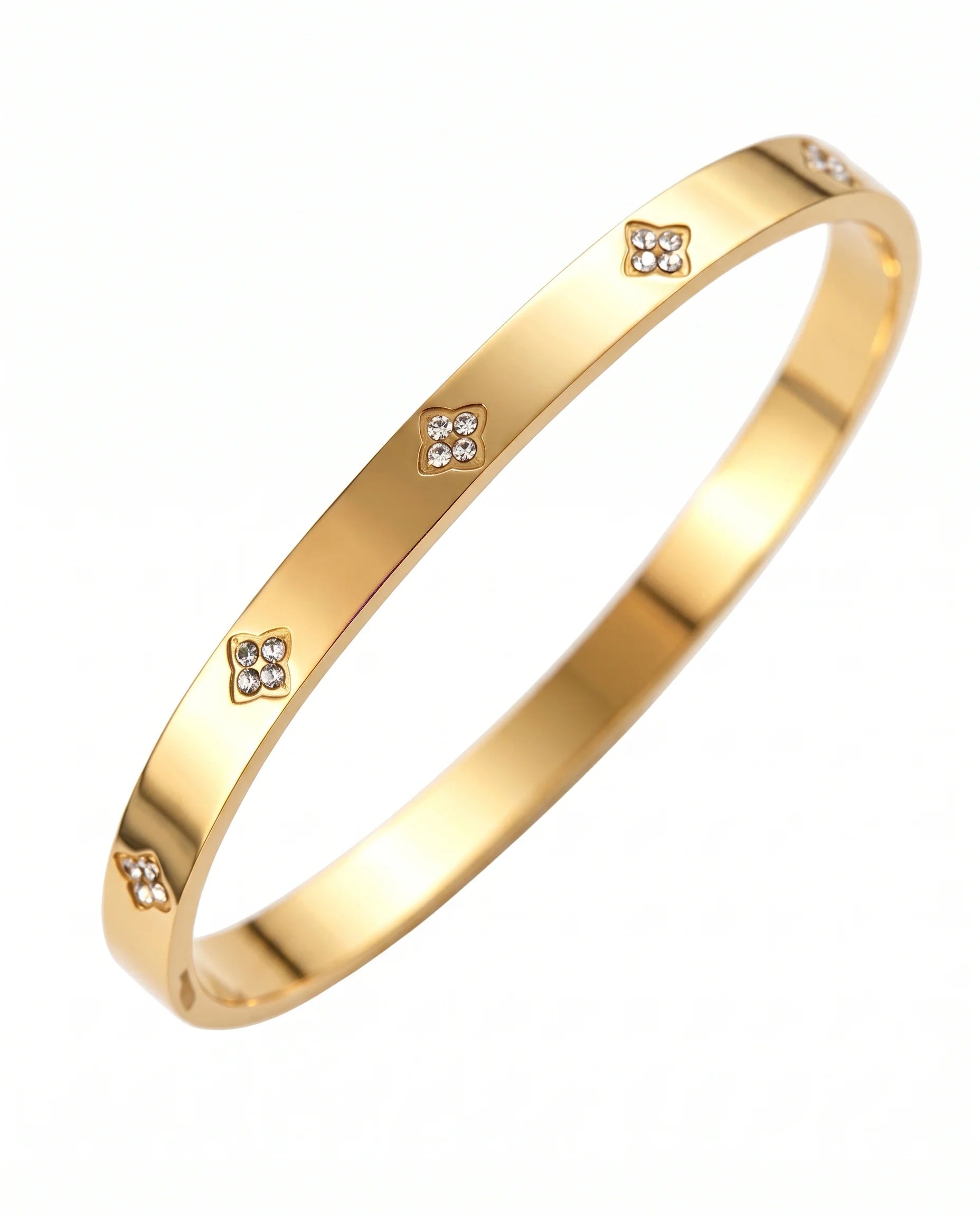 Goldener Zirkonia Kleeblatt Armreif aus 18K vergoldetem Titanstahl mit 60 mm Innendurchmesser auf weißem Hintergrund