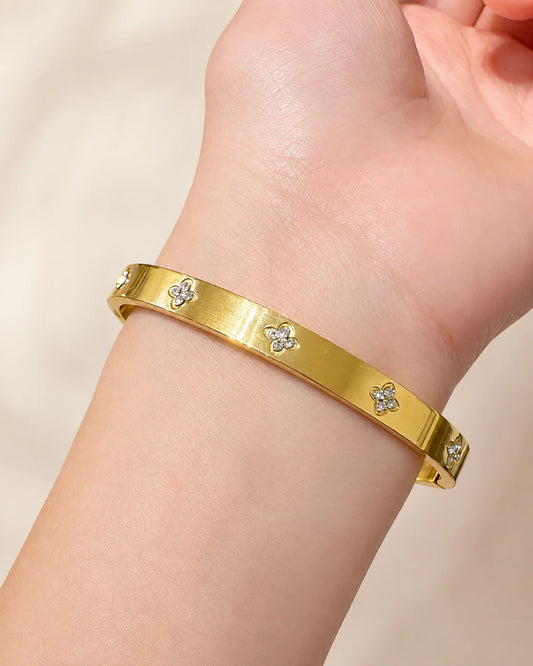 Goldener Zirkonia Kleeblatt Armreif aus 18K vergoldetem Titanstahl mit 60 mm Innendurchmesser 