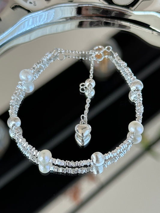 Feines Armband aus 925er Silber mit unregelmäßigen Silberperlen in Katzenaugen-Optik und zarten Süßwasserperlen – verspielt und modern