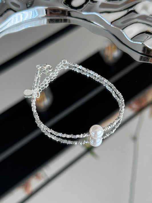 Minimalistisches Armband aus 925er Silber mit einer einzelnen Süßwasserperle – zart, schlicht und elegant