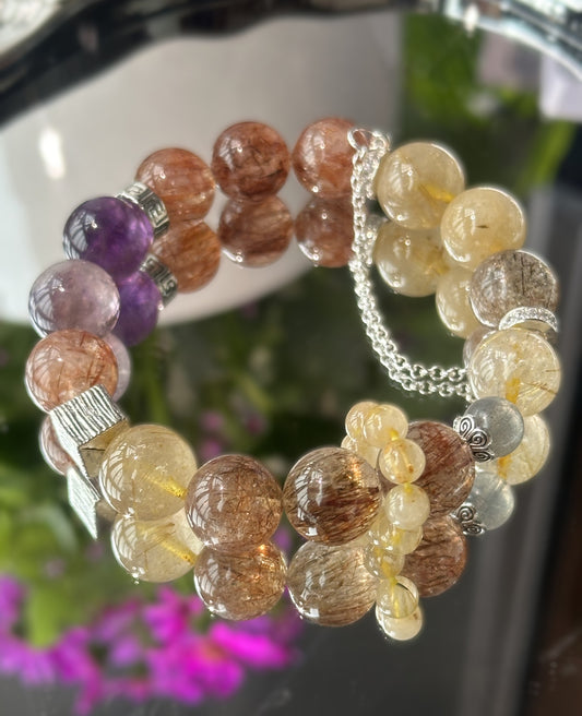 Handgefertigtes Armband aus Amethyst Phantom, Black Super Seven, Rutilquarz und grauem Mondstein – 9–13mm Edelsteinperlen mit leuchtendem blauen Akzentstein und dekorativer Gliederkette