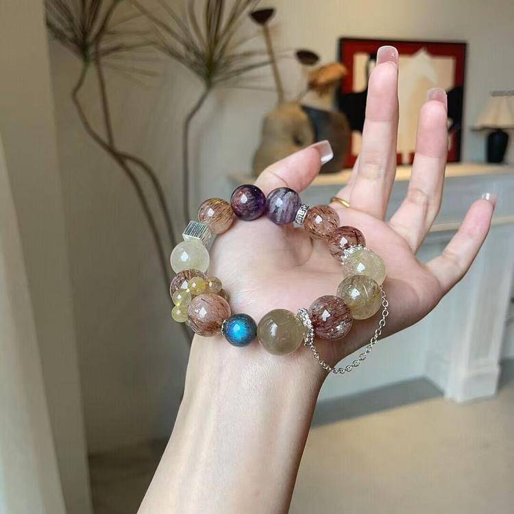 Handgefertigtes Armband aus Amethyst Phantom, Black Super Seven, Rutilquarz und grauem Mondstein – 9–13mm Edelsteinperlen mit leuchtendem blauen Akzentstein und dekorativer Gliederkette