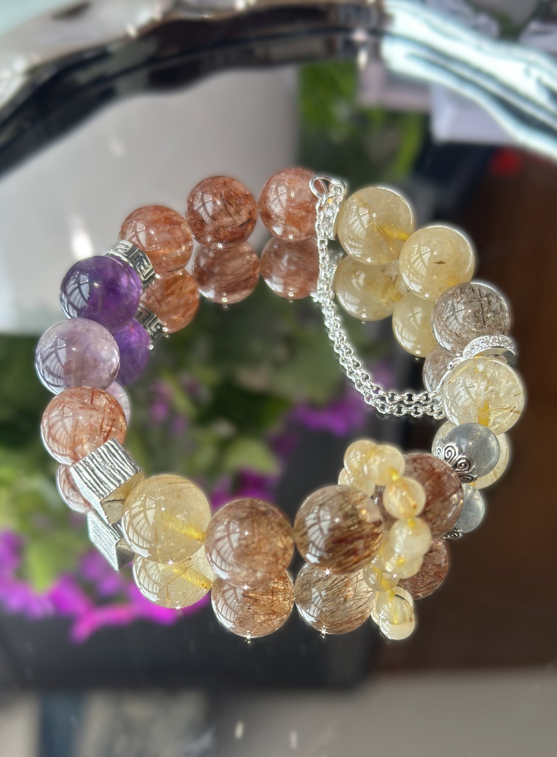 Handgefertigtes Armband aus Amethyst Phantom, Black Super Seven, Rutilquarz und grauem Mondstein – 9–13mm Edelsteinperlen mit leuchtendem blauen Akzentstein und dekorativer Gliederkette