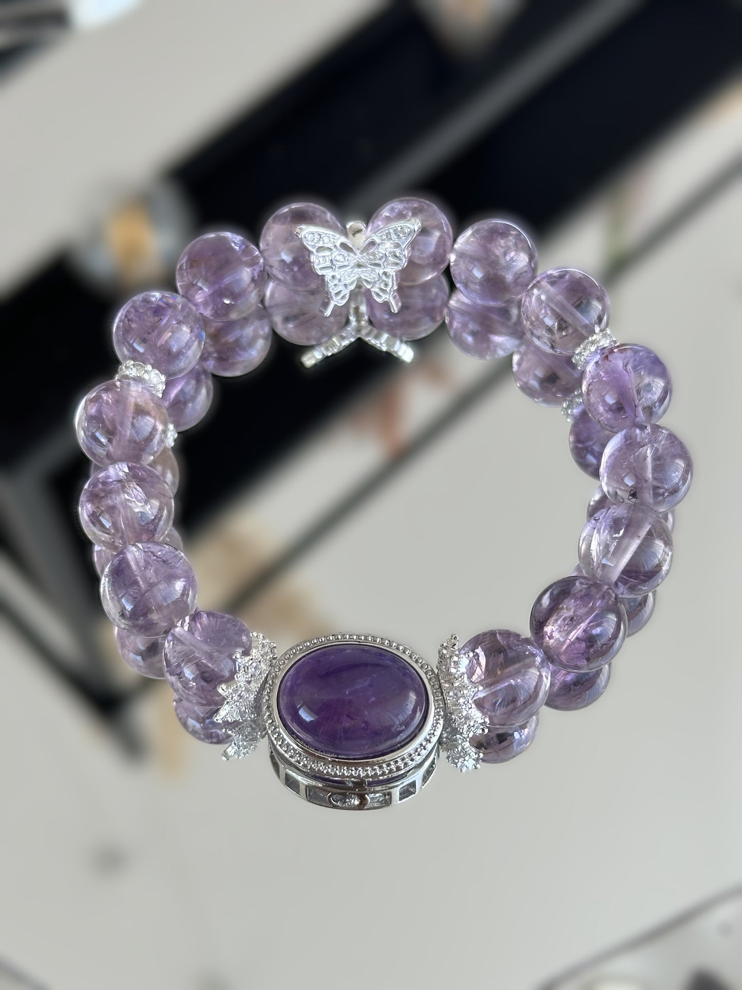 Elegantes Armband aus violettem Amethyst mit ovalem Mittelstein und silbernem Schmetterlingsanhänger – handgefertigt für Damen