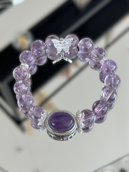 Elegantes Armband aus violettem Amethyst mit ovalem Mittelstein und silbernem Schmetterlingsanhänger – handgefertigt für Damen