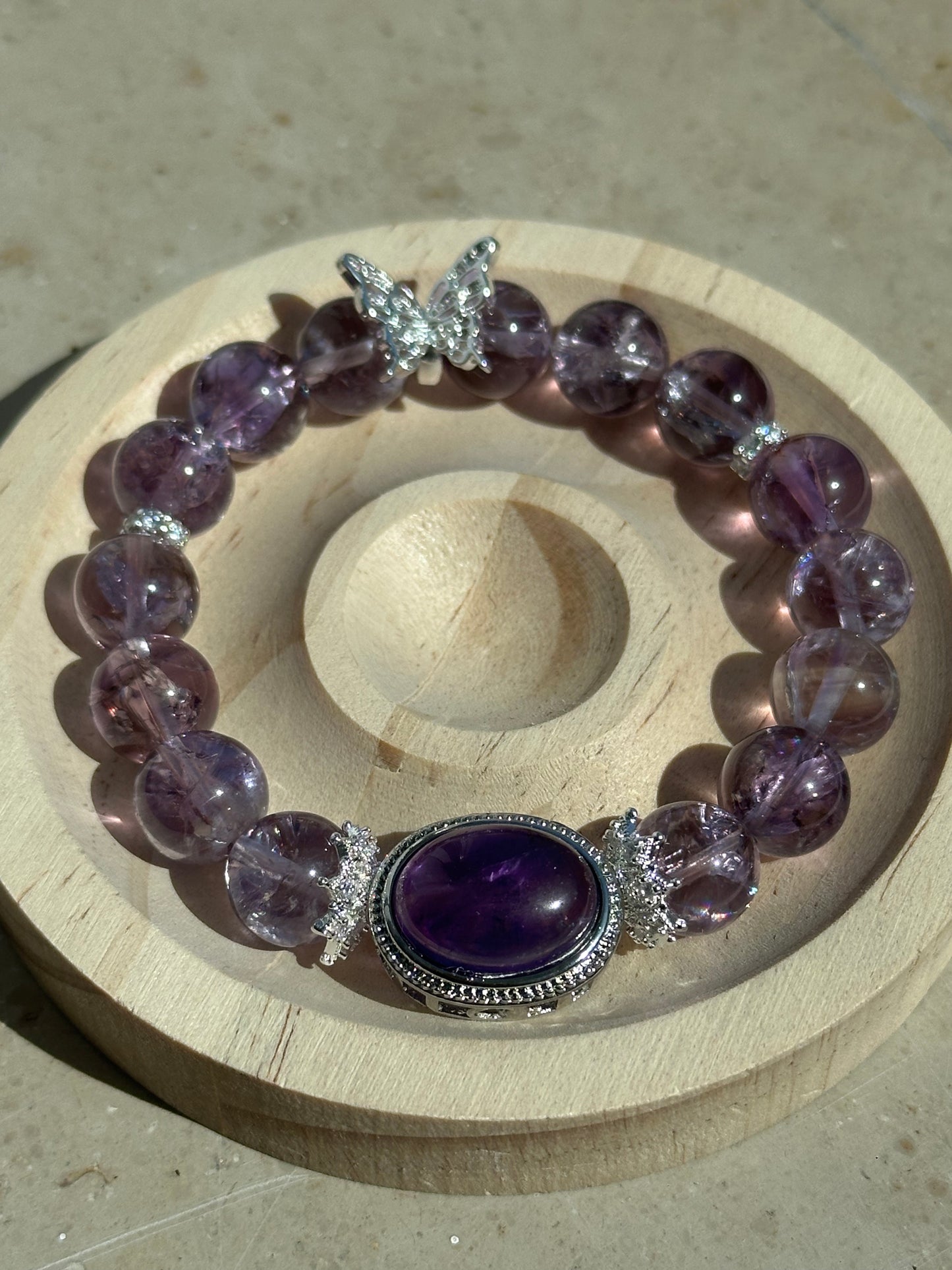 Elegantes Armband aus violettem Amethyst mit ovalem Mittelstein und silbernem Schmetterlingsanhänger – handgefertigt für Damen