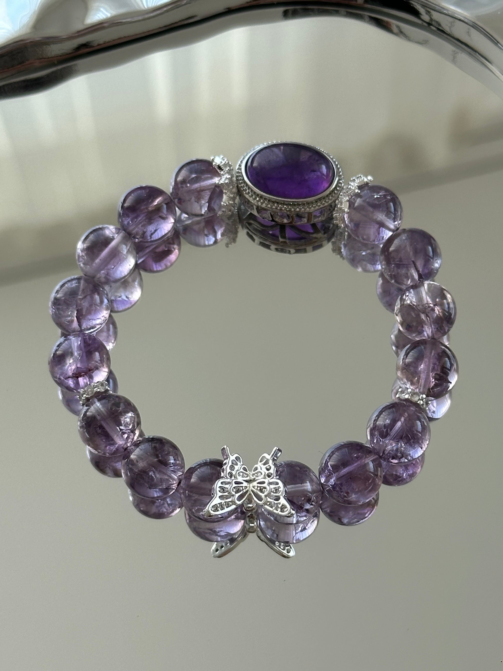 Elegantes Armband aus violettem Amethyst mit ovalem Mittelstein und silbernem Schmetterlingsanhänger – handgefertigt für Damen