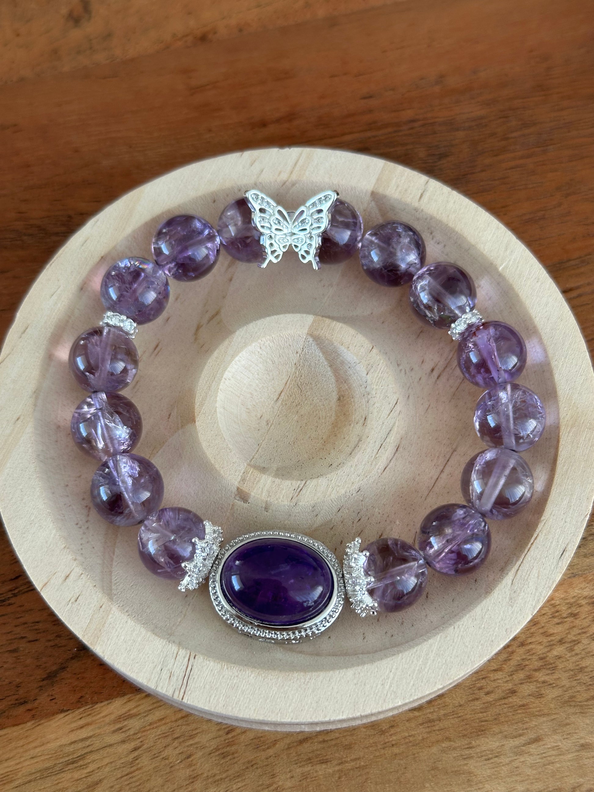 Elegantes Armband aus violettem Amethyst mit ovalem Mittelstein und silbernem Schmetterlingsanhänger – handgefertigt für Damen