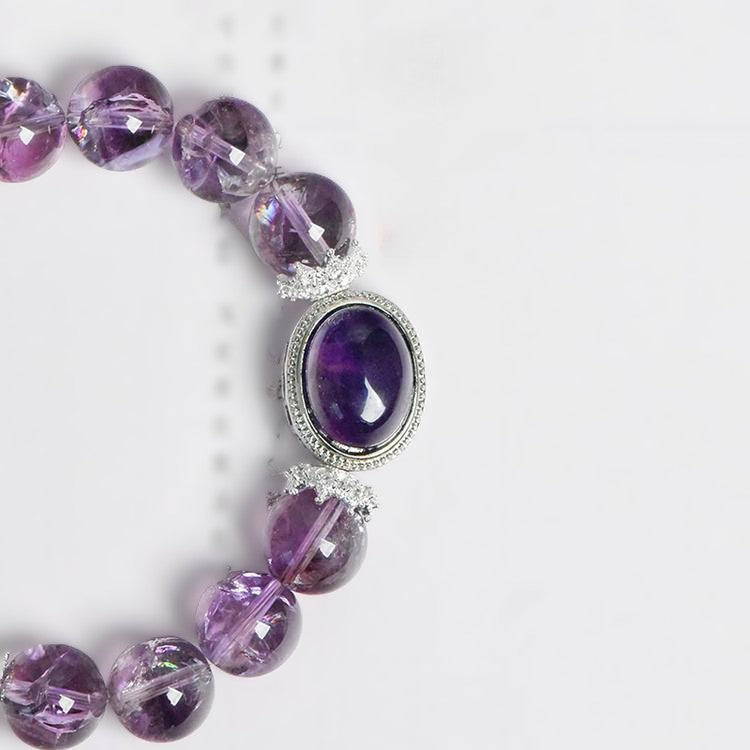Elegantes Armband aus violettem Amethyst mit ovalem Mittelstein und silbernem Schmetterlingsanhänger – handgefertigt für Damen