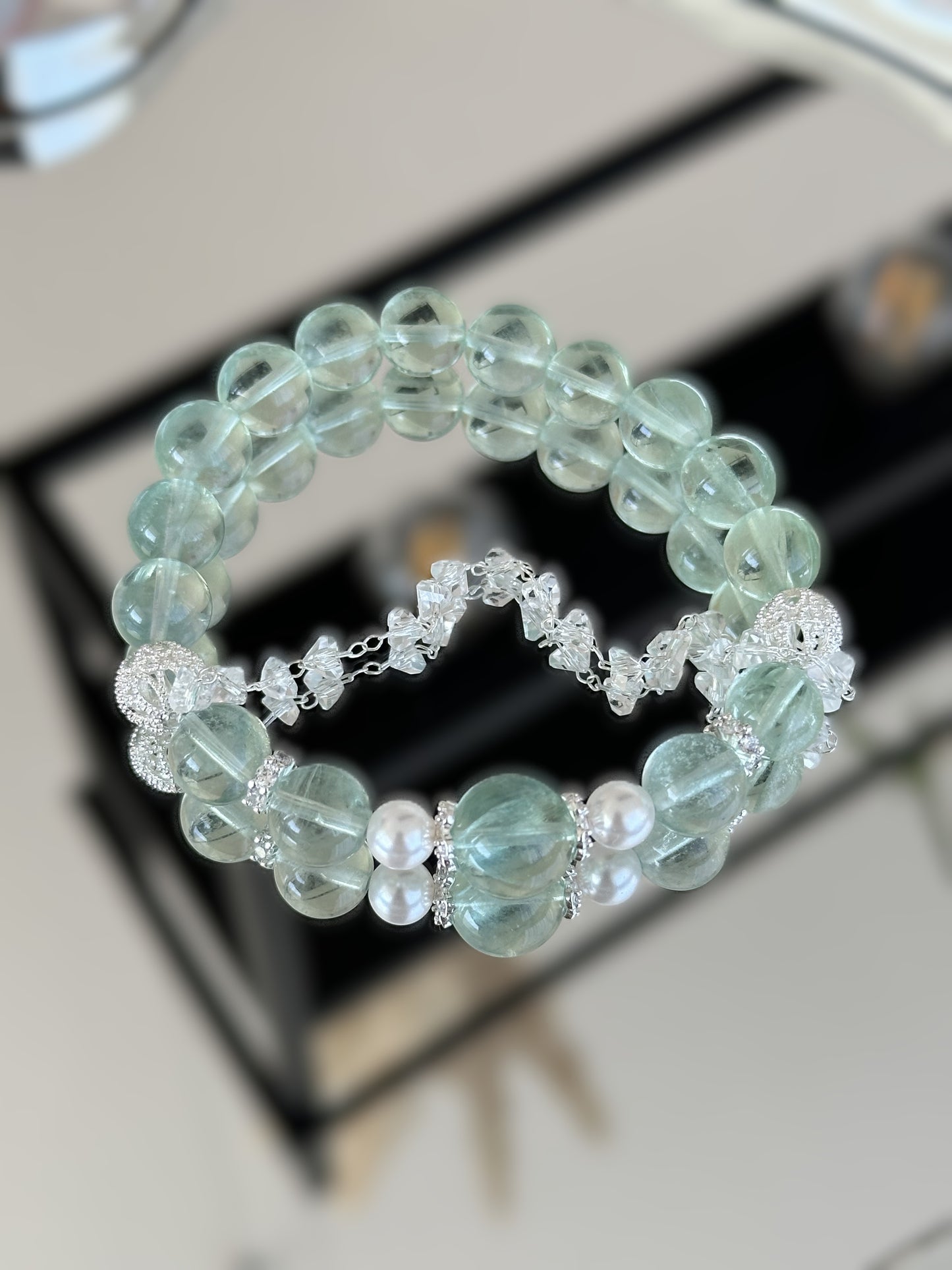 Elegantes Armband aus grünem Fluorit mit Süßwasserperlen und funkelnden Zirkonia-Details – für Harmonie und Klarheit
