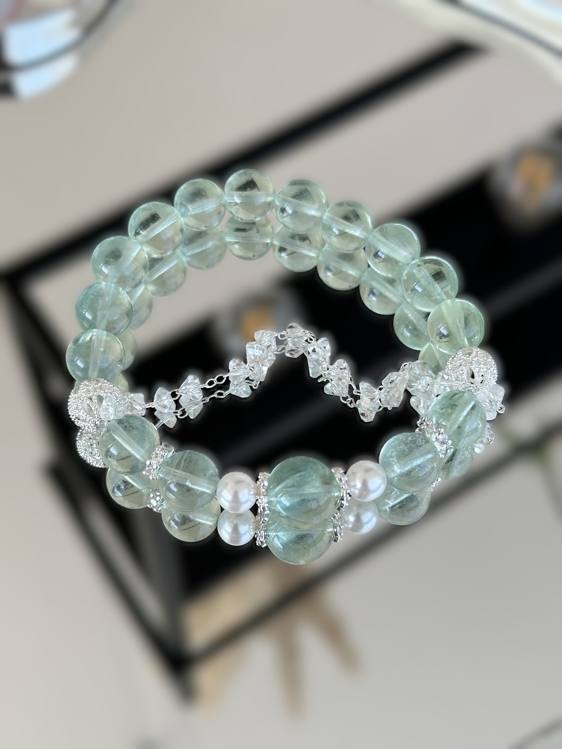 Elegantes Armband aus grünem Fluorit mit Süßwasserperlen und funkelnden Zirkonia-Details – für Harmonie und Klarheit