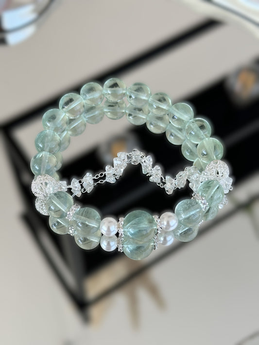 Elegantes Armband aus grünem Fluorit mit Süßwasserperlen und funkelnden Zirkonia-Details – für Harmonie und Klarheit