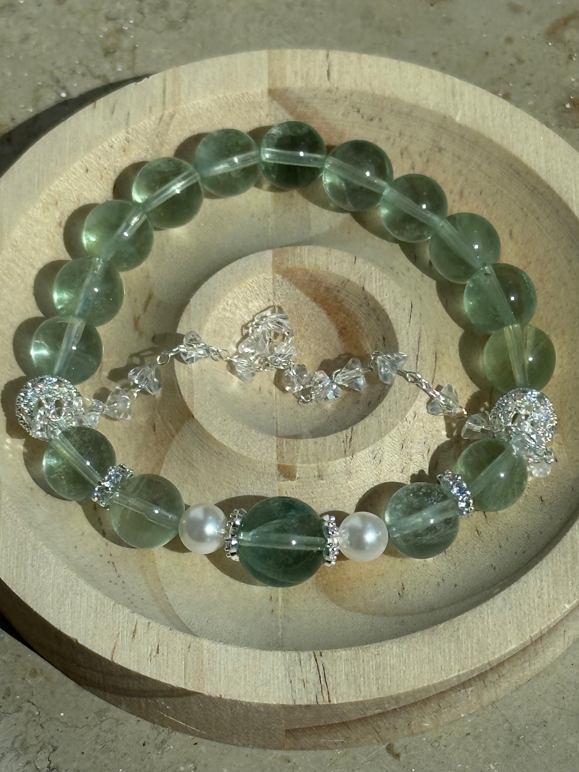 Elegantes Armband aus grünem Fluorit mit Süßwasserperlen und funkelnden Zirkonia-Details – für Harmonie und Klarheit
