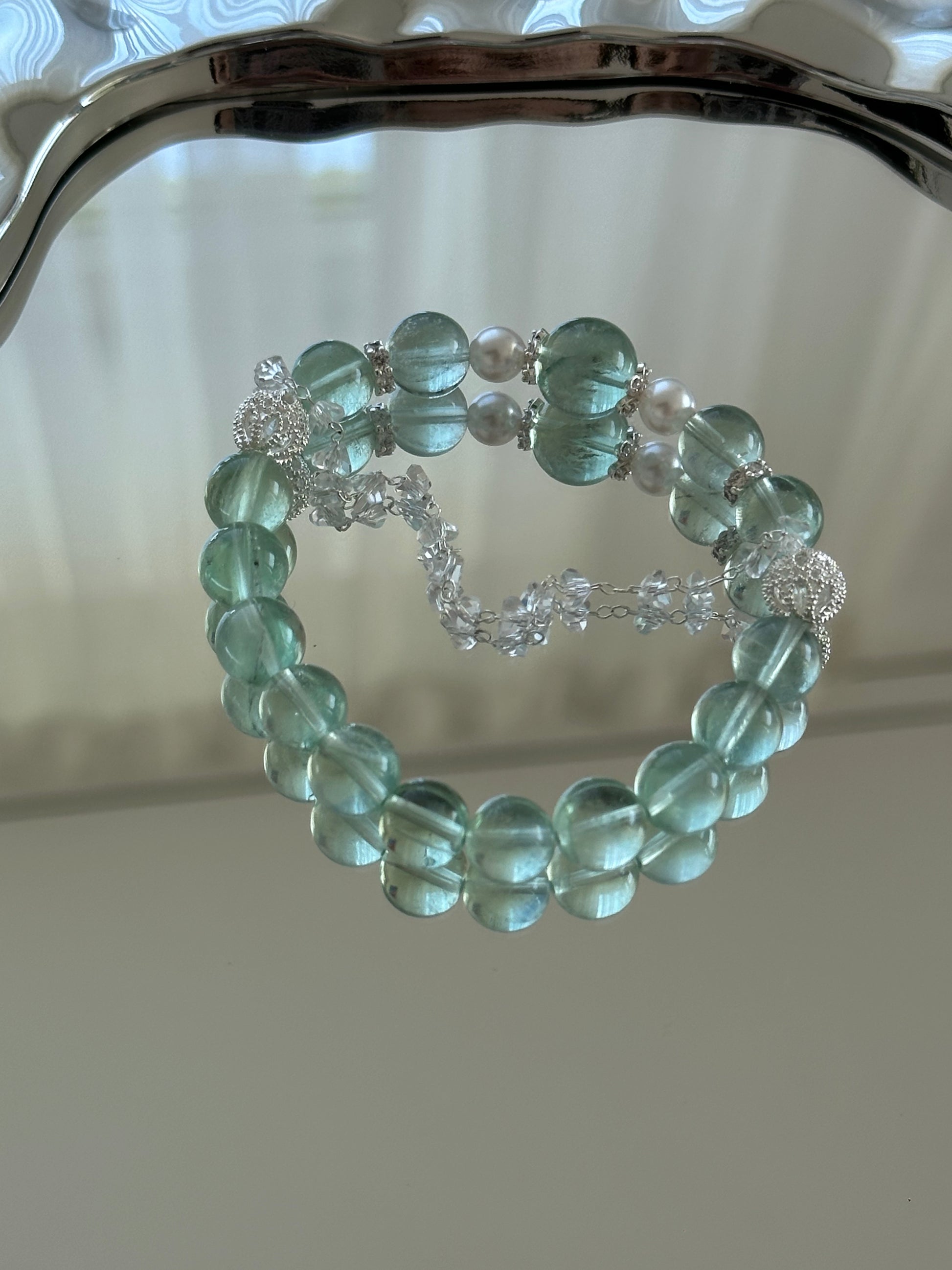 Elegantes Armband aus grünem Fluorit mit Süßwasserperlen und funkelnden Zirkonia-Details – für Harmonie und Klarheit