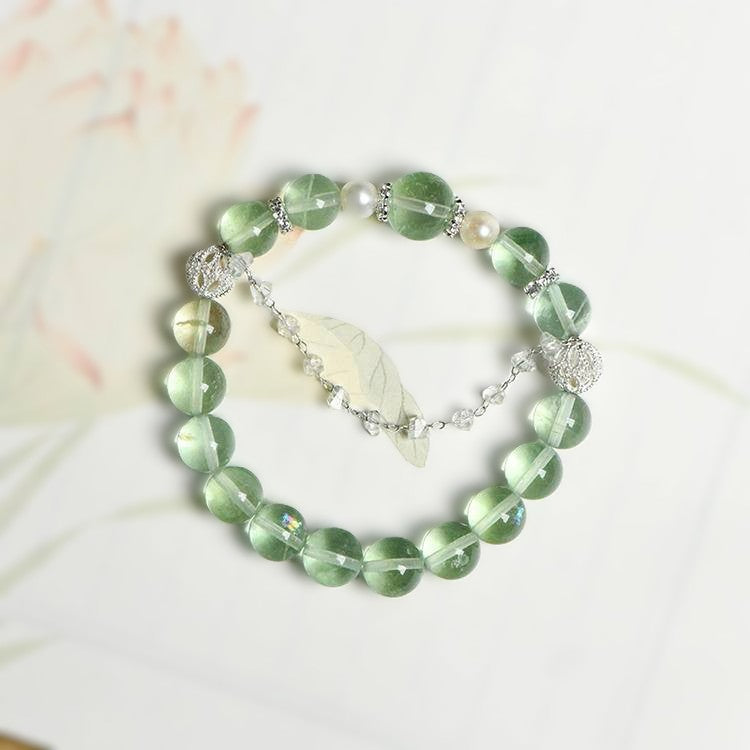 Elegantes Armband aus grünem Fluorit mit Süßwasserperlen und funkelnden Zirkonia-Details – für Harmonie und Klarheit