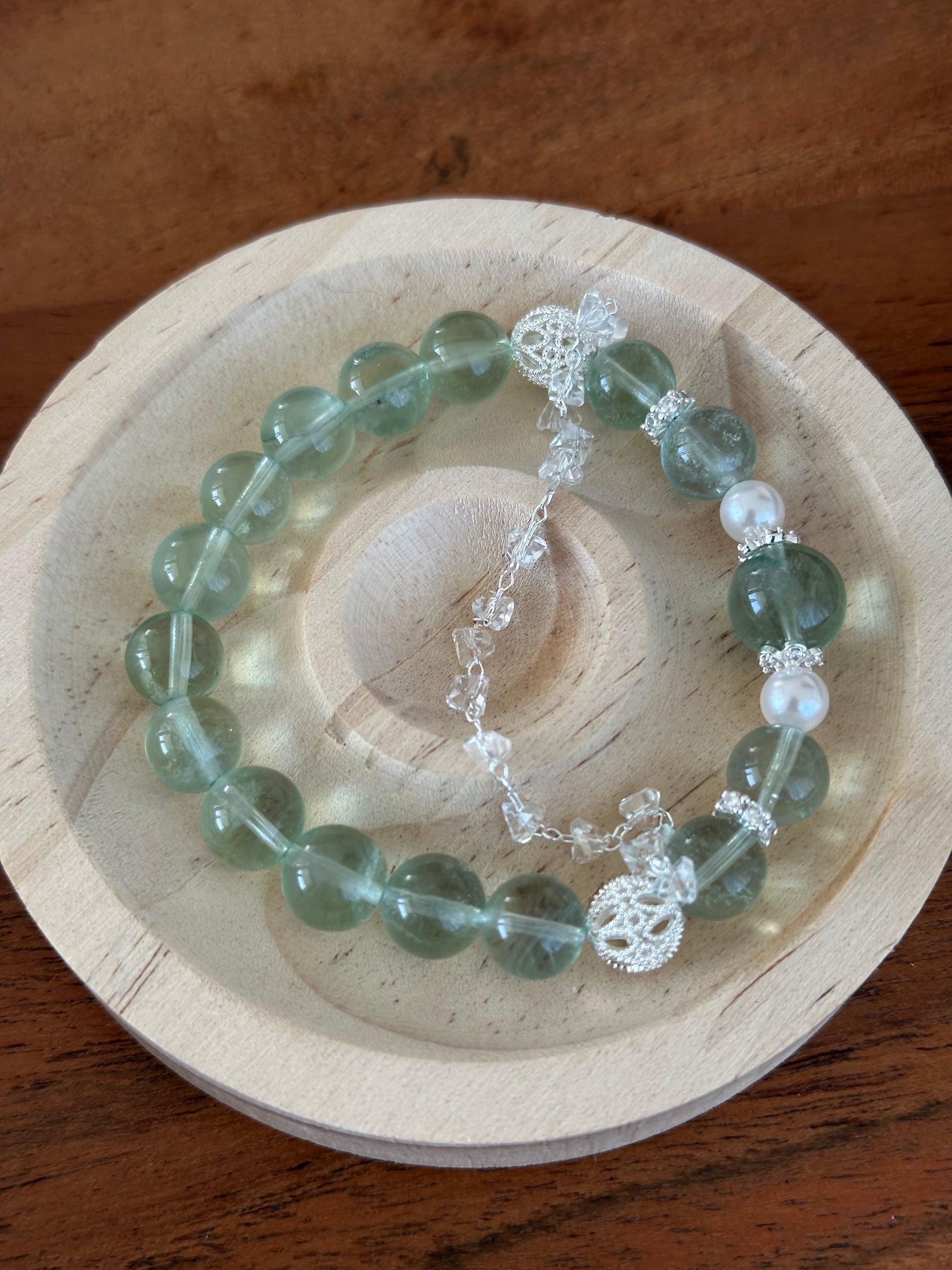 Elegantes Armband aus grünem Fluorit mit Süßwasserperlen und funkelnden Zirkonia-Details – für Harmonie und Klarheit