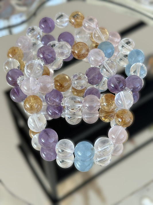 Farbenfrohes Heilstein-Armband aus natürlichen Kristallen wie Amethyst, Bergkristall, Rosenquarz, Citrin und Aquamarin – für Balance und innere Harmonie