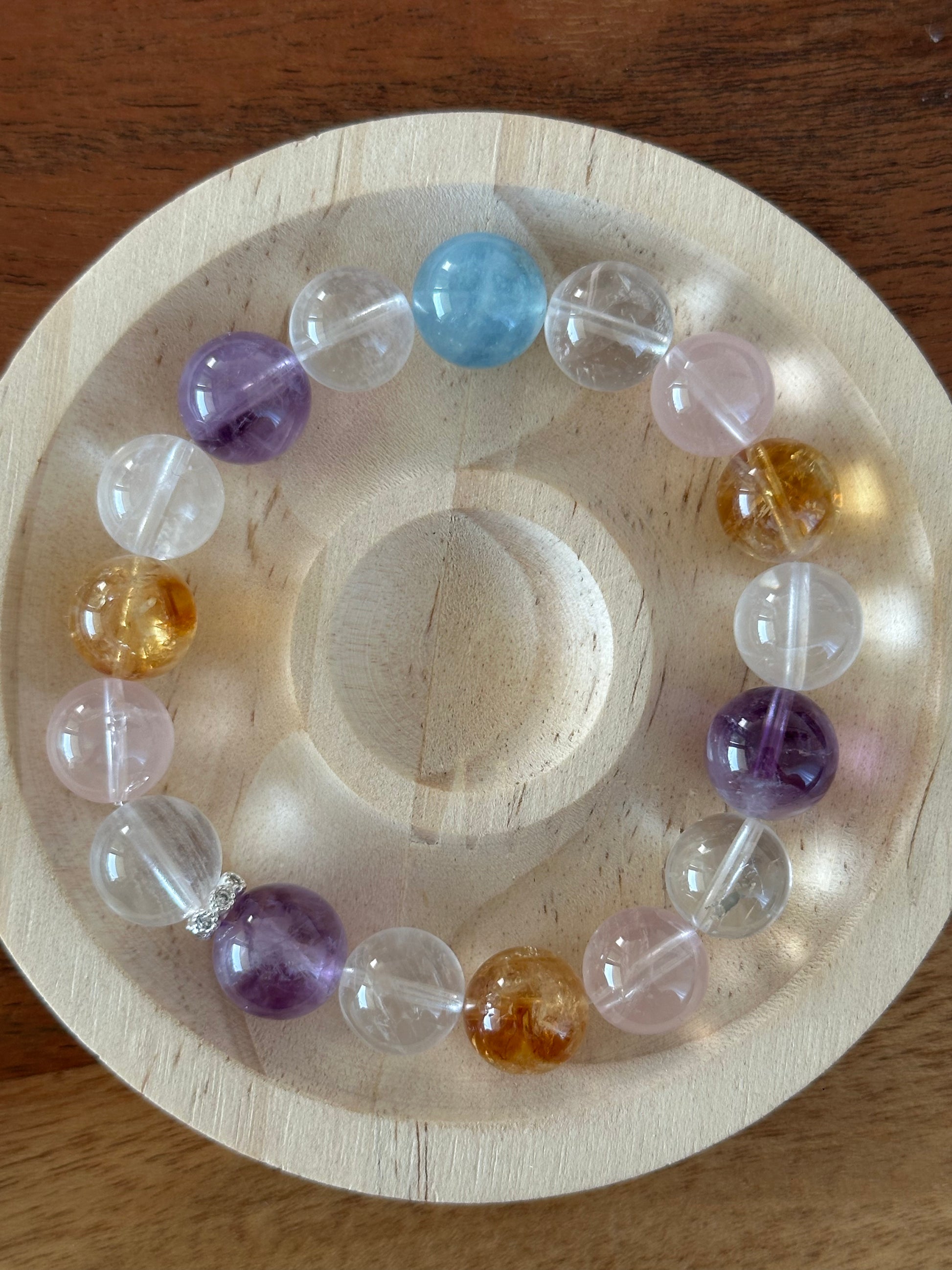 Farbenfrohes Heilstein-Armband aus natürlichen Kristallen wie Amethyst, Bergkristall, Rosenquarz, Citrin und Aquamarin – für Balance und innere Harmonie