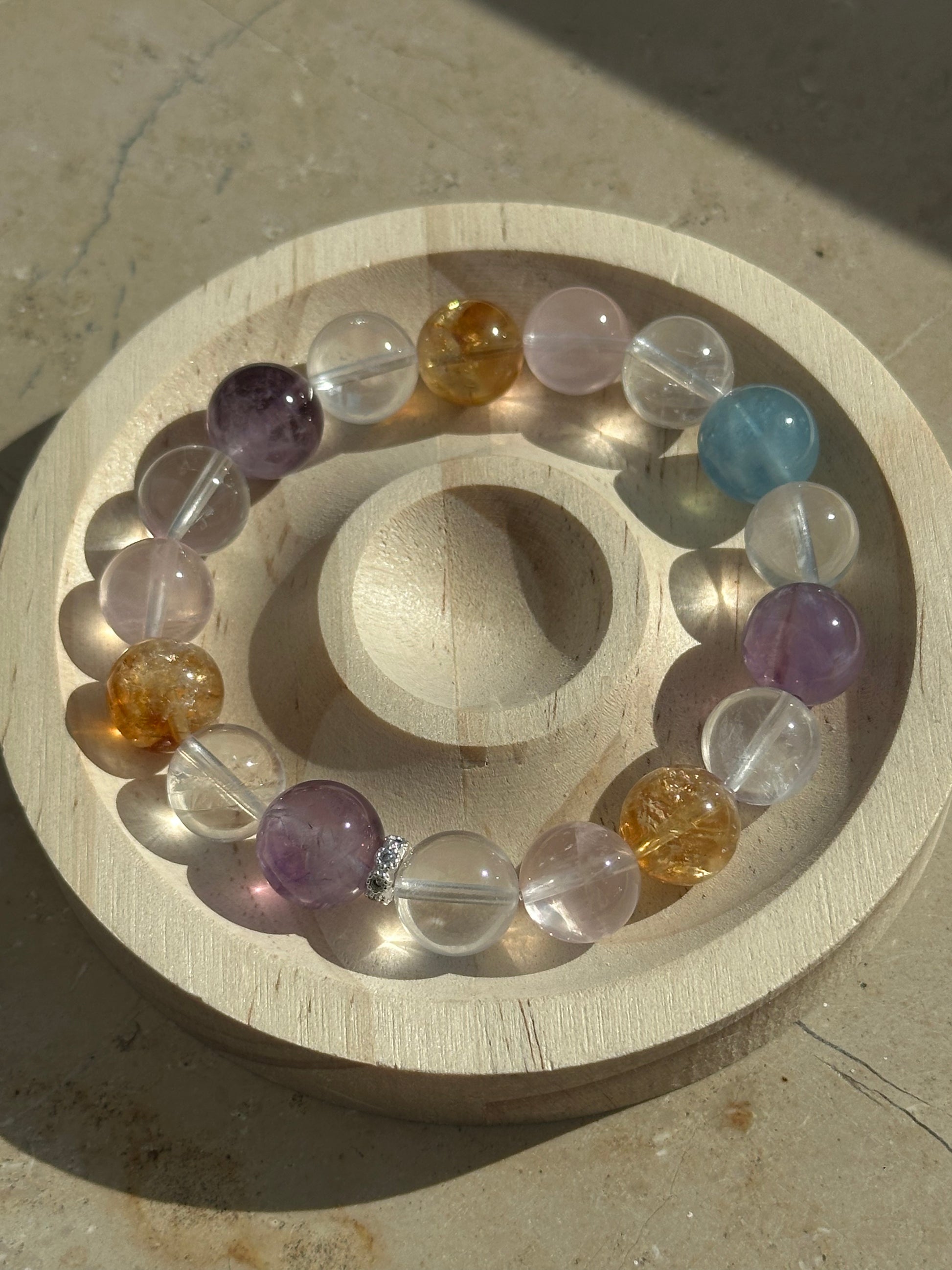 Farbenfrohes Heilstein-Armband aus natürlichen Kristallen wie Amethyst, Bergkristall, Rosenquarz, Citrin und Aquamarin – für Balance und innere Harmonie