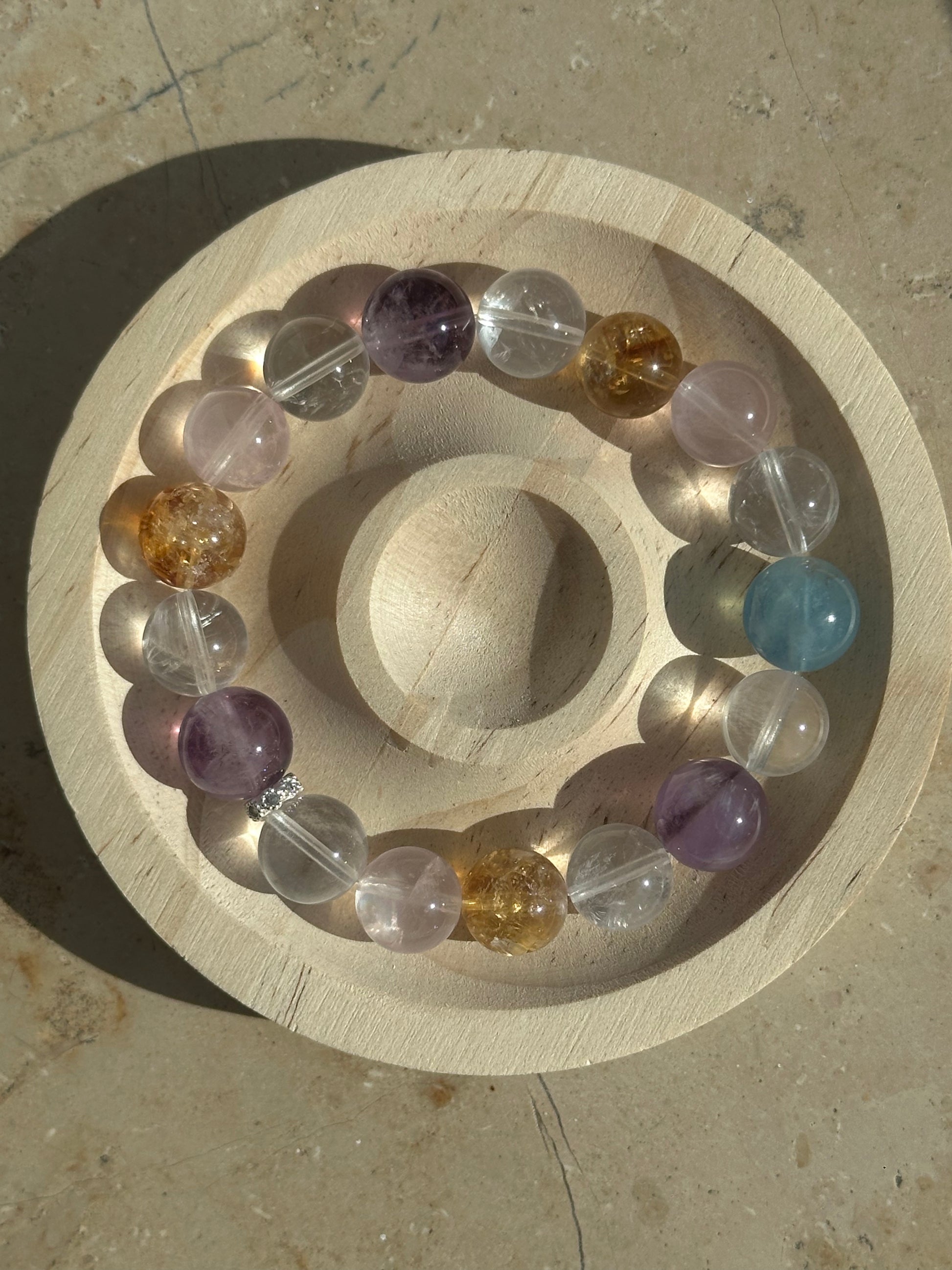 Farbenfrohes Heilstein-Armband aus natürlichen Kristallen wie Amethyst, Bergkristall, Rosenquarz, Citrin und Aquamarin – für Balance und innere Harmonie