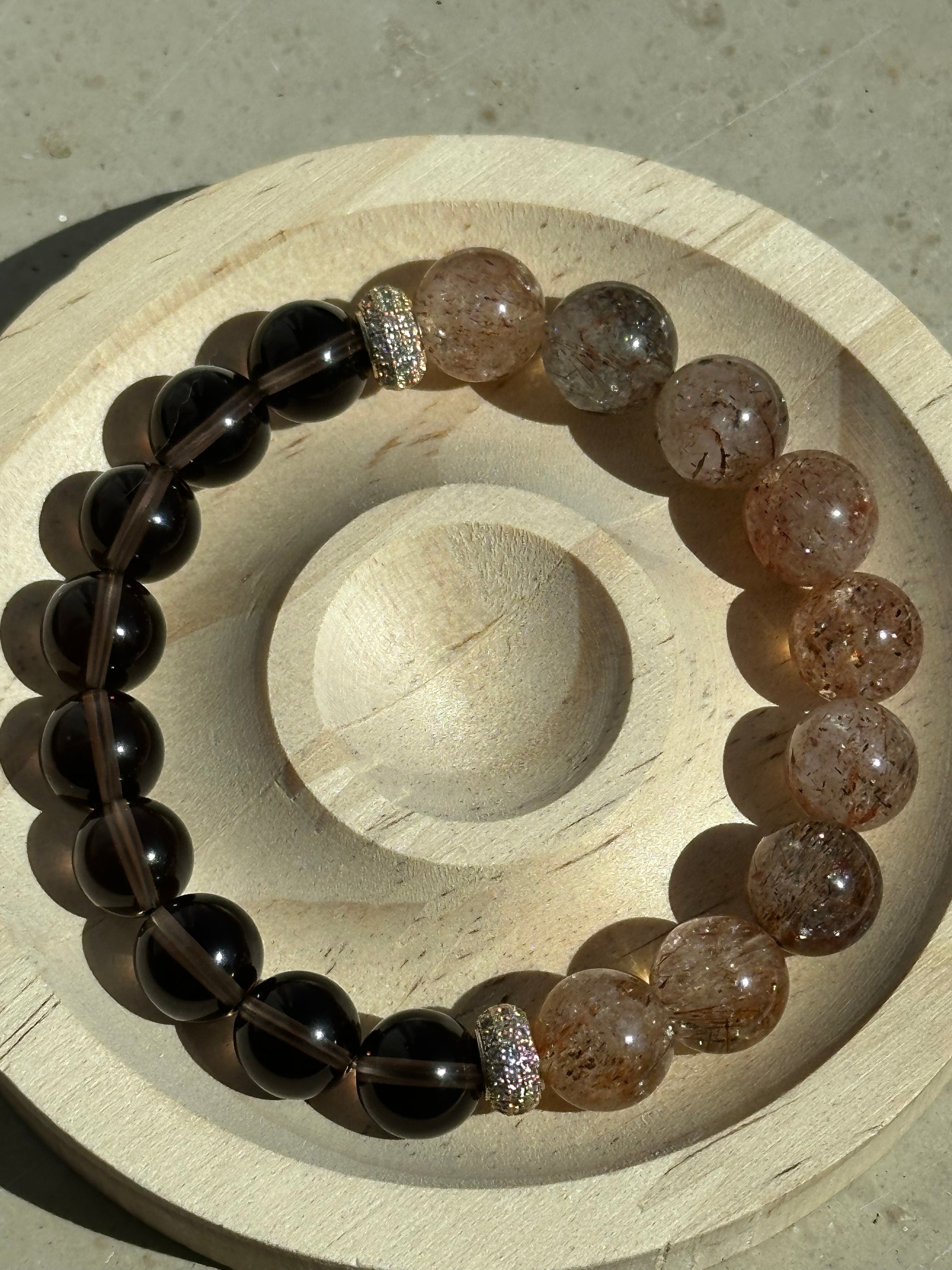 Handgefertigtes Armband aus Rauchquarz und Super Seven – ein kraftvolles Heilsteinarmband zur Erdung, inneren Klarheit und spirituellen Verbindung