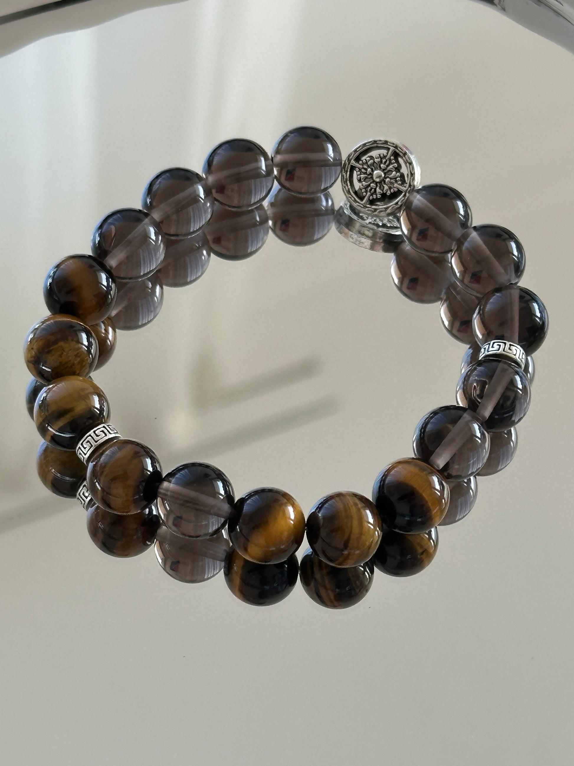 Elegantes Herrenarmband aus Rauchquarz und Tigerauge mit silberfarbenem Ornament-Element