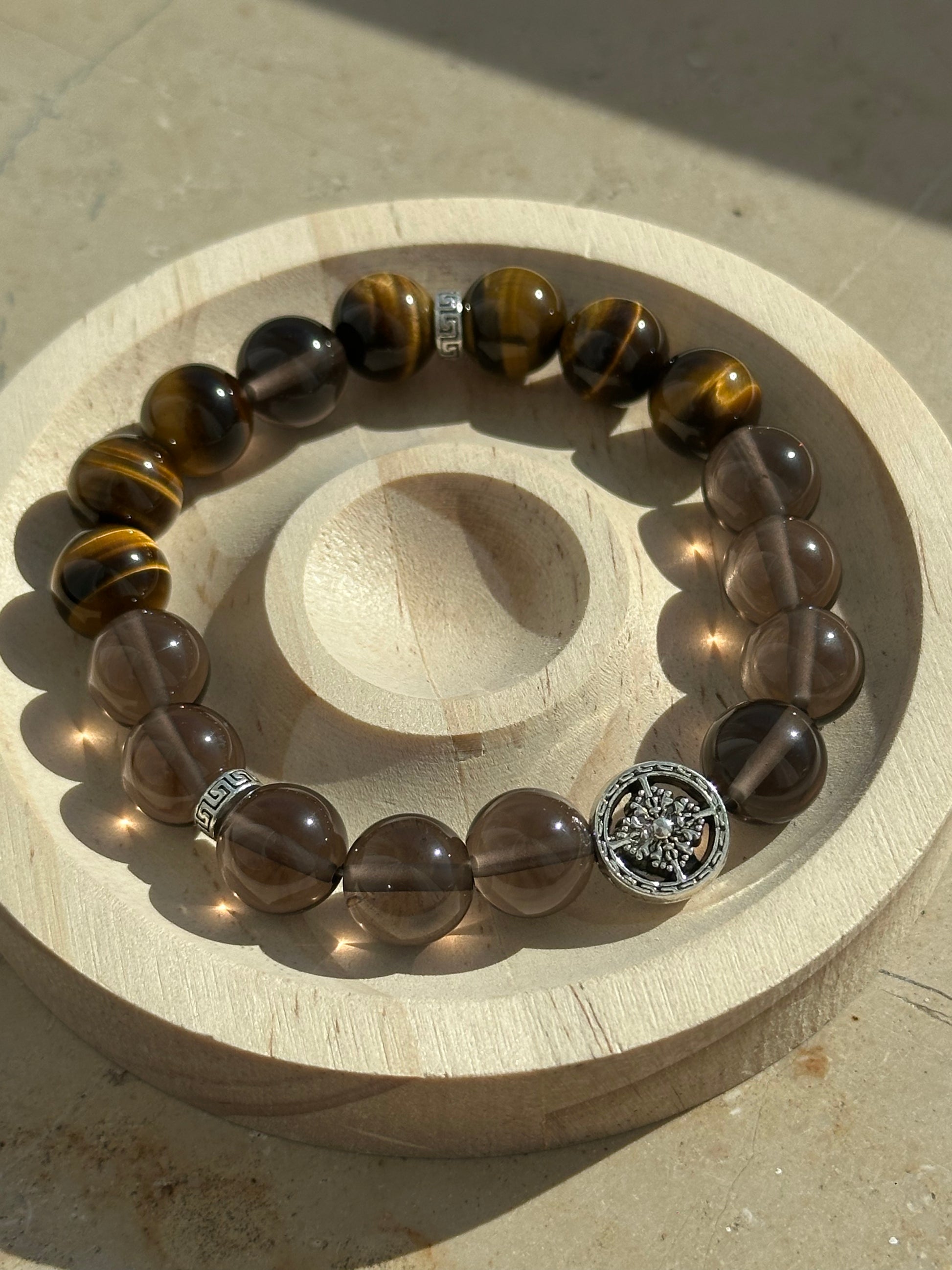 Elegantes Herrenarmband aus Rauchquarz und Tigerauge mit silberfarbenem Ornament-Element
