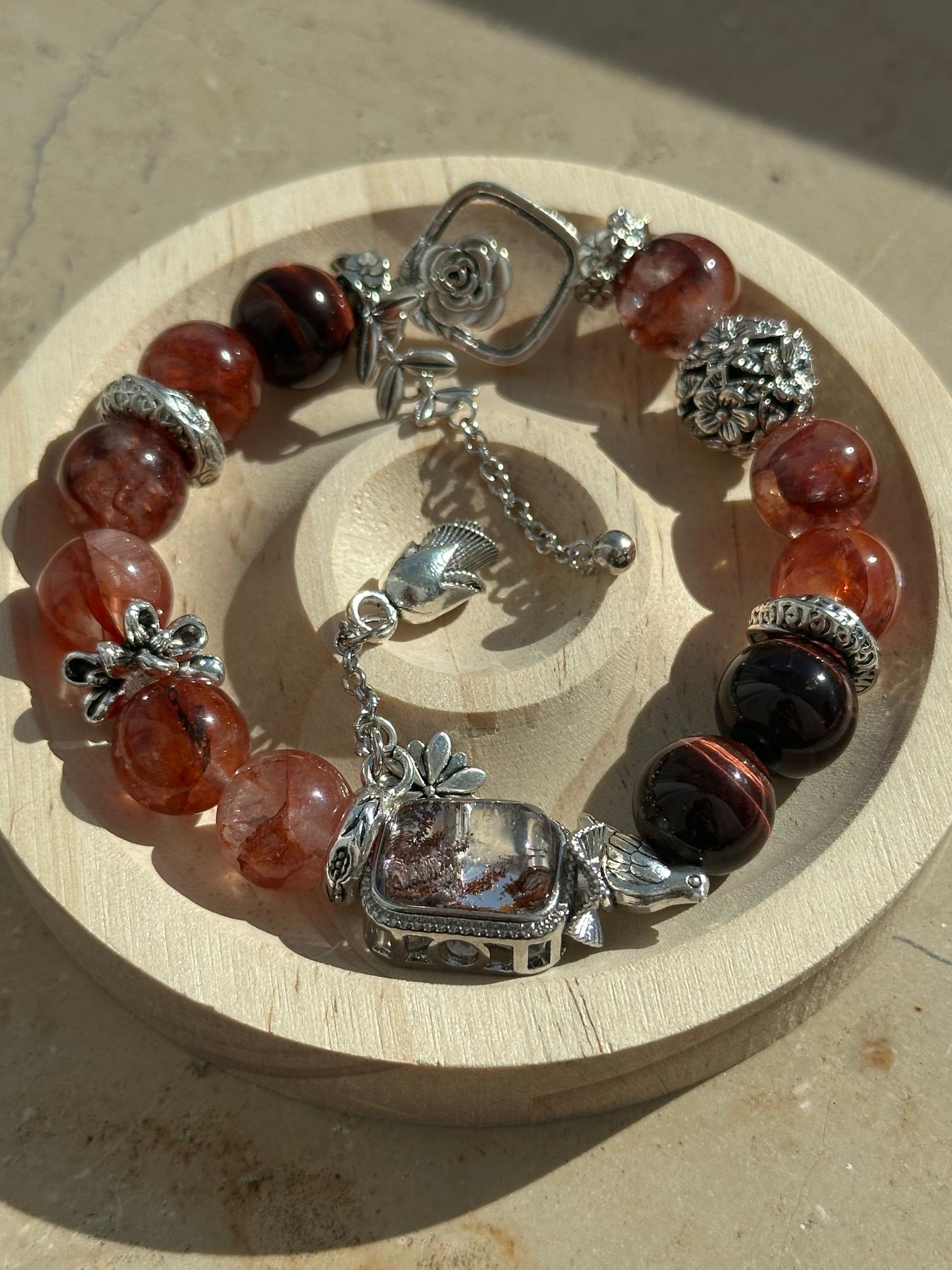 Handgefertigtes Armband aus rotem Harzquarz, rotem Tigerauge und filigranen Legierungselementen mit floralen Details