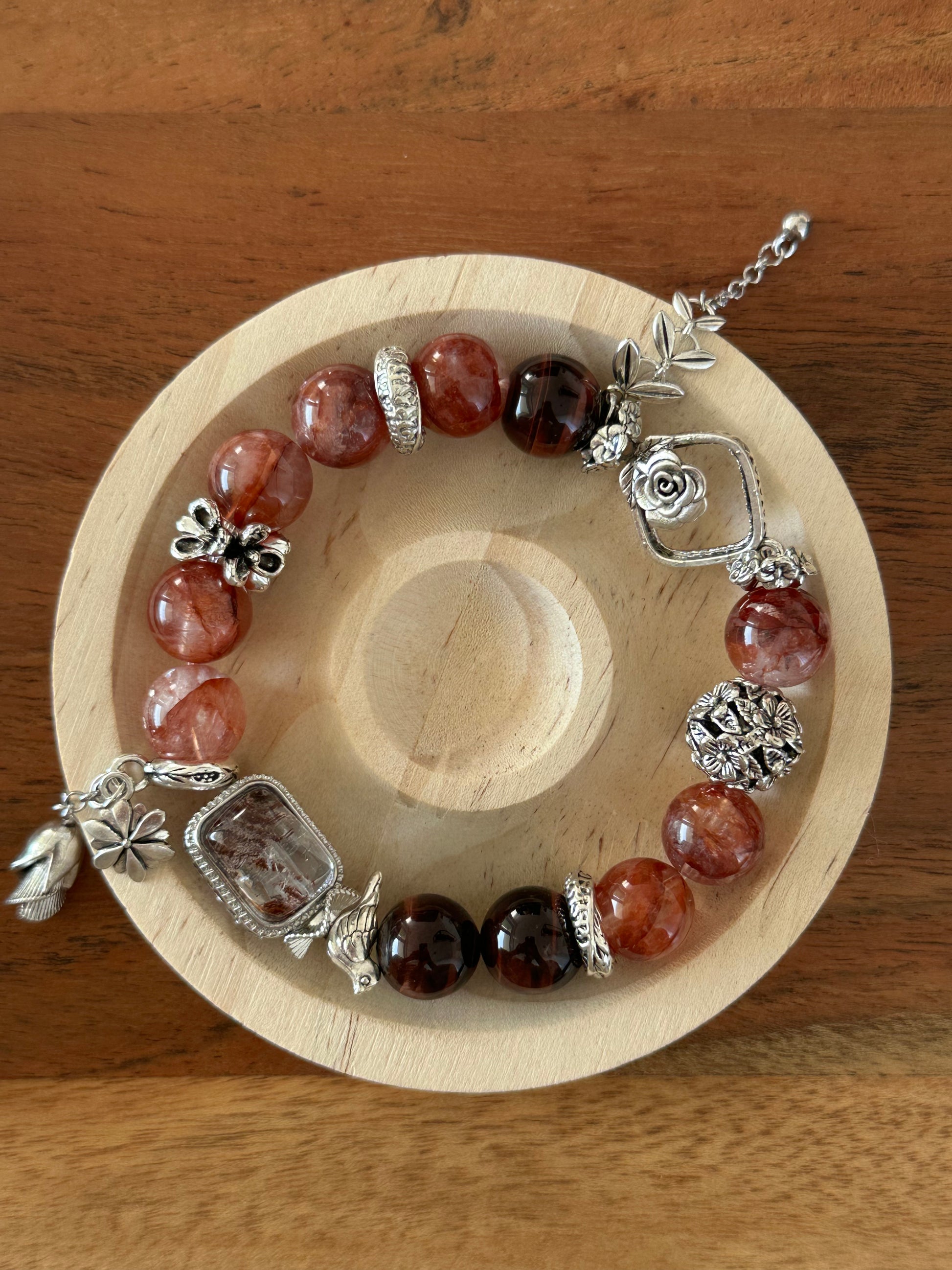 Handgefertigtes Armband aus rotem Harzquarz, rotem Tigerauge und filigranen Legierungselementen mit floralen Details