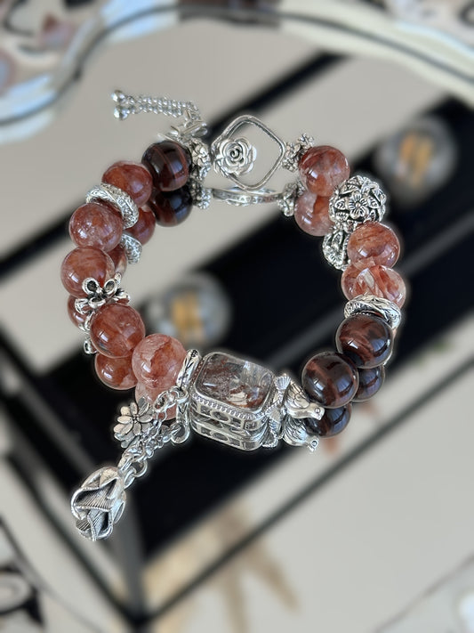 Handgefertigtes Armband aus rotem Harzquarz, rotem Tigerauge und filigranen Legierungselementen mit floralen Details