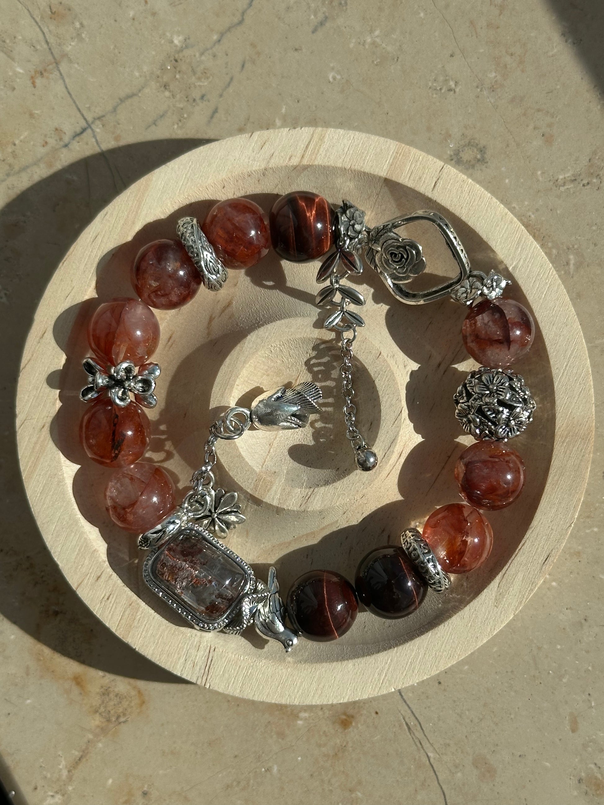 Handgefertigtes Armband aus rotem Harzquarz, rotem Tigerauge und filigranen Legierungselementen mit floralen Details
