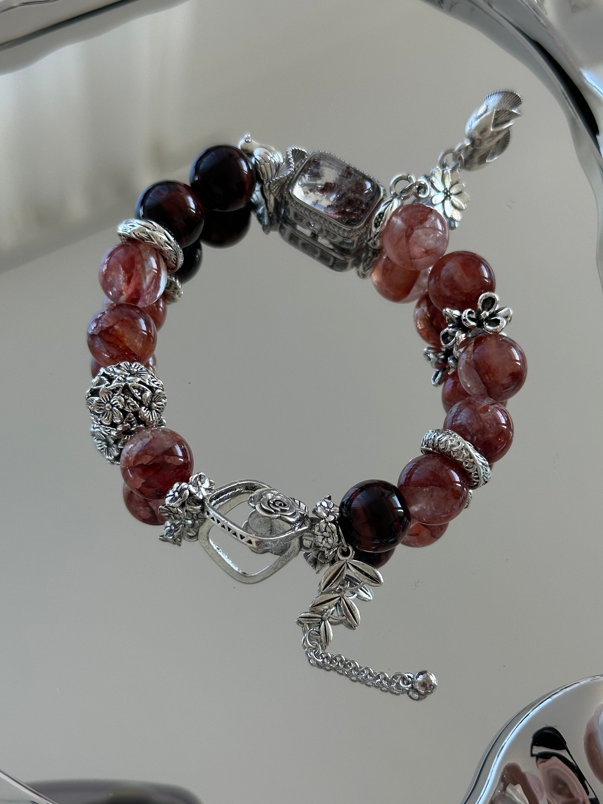 Handgefertigtes Armband aus rotem Harzquarz, rotem Tigerauge und filigranen Legierungselementen mit floralen Details