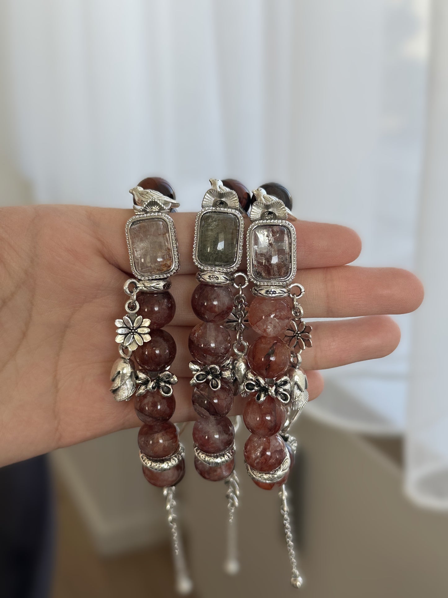Handgefertigtes Armband aus rotem Harzquarz, rotem Tigerauge und filigranen Legierungselementen mit floralen Details