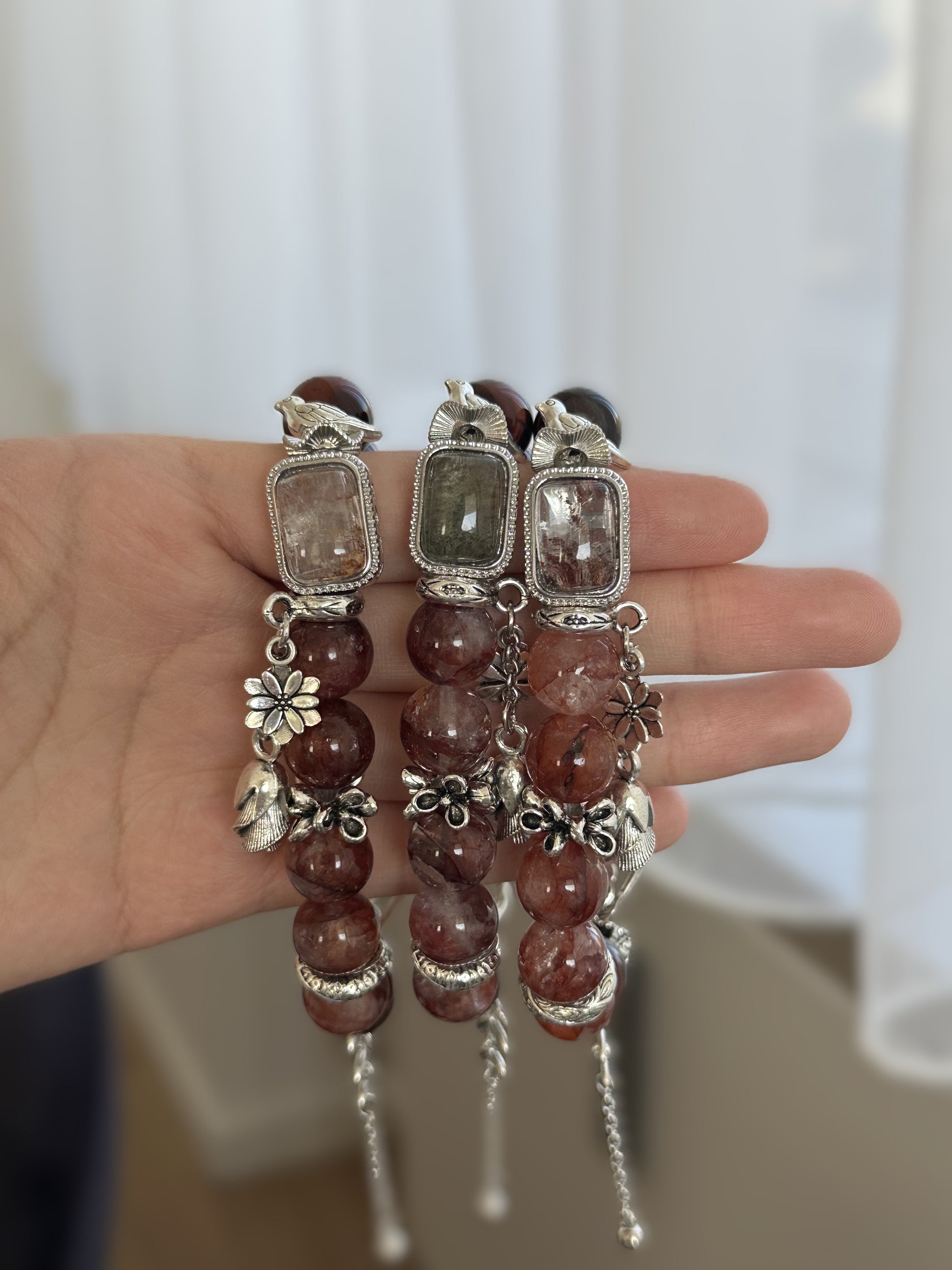 Handgefertigtes Armband aus rotem Harzquarz, rotem Tigerauge und filigranen Legierungselementen mit floralen Details