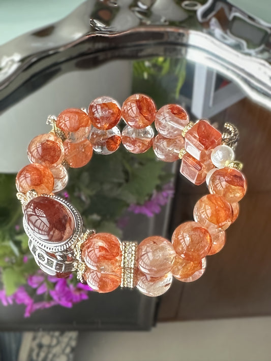 Elegantes Armband aus natürlichem rotem Gartenquarz (12mm) mit funkelndem Mondanhänger, Barockperle und großer Hauptsteinfassung – handgefertigter Blickfang mit energetischer Wirkung