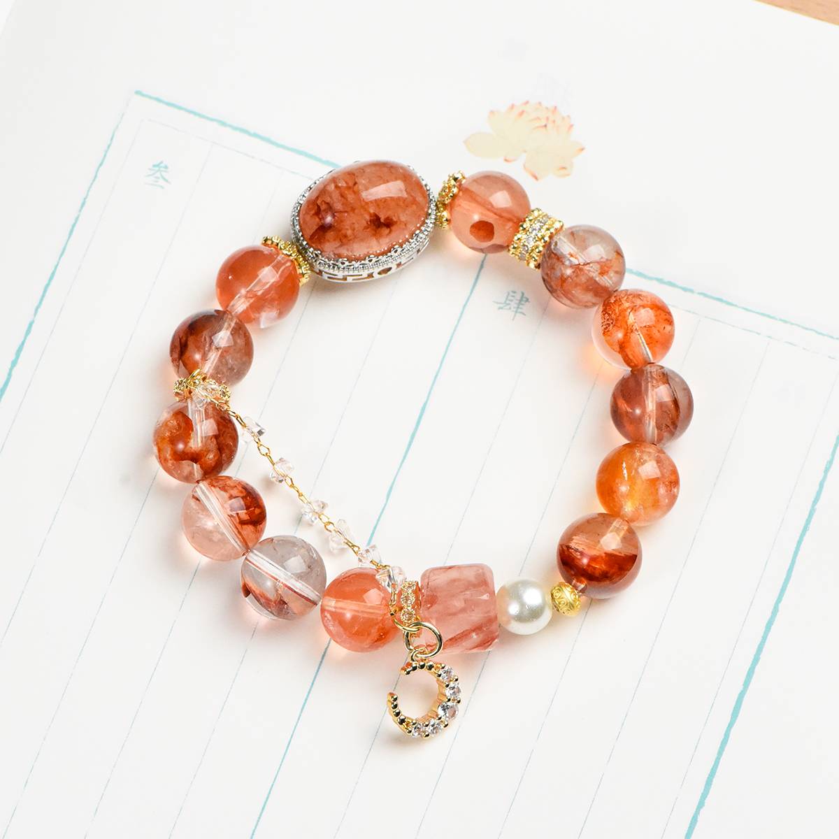 Elegantes Armband aus natürlichem rotem Gartenquarz (12mm) mit funkelndem Mondanhänger, Barockperle und großer Hauptsteinfassung – handgefertigter Blickfang mit energetischer Wirkung