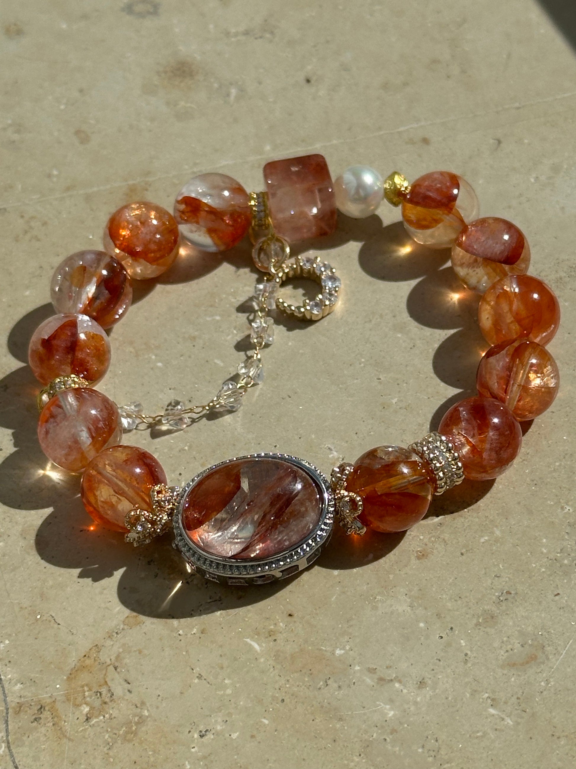 Elegantes Armband aus natürlichem rotem Gartenquarz (12mm) mit funkelndem Mondanhänger, Barockperle und großer Hauptsteinfassung – handgefertigter Blickfang mit energetischer Wirkung