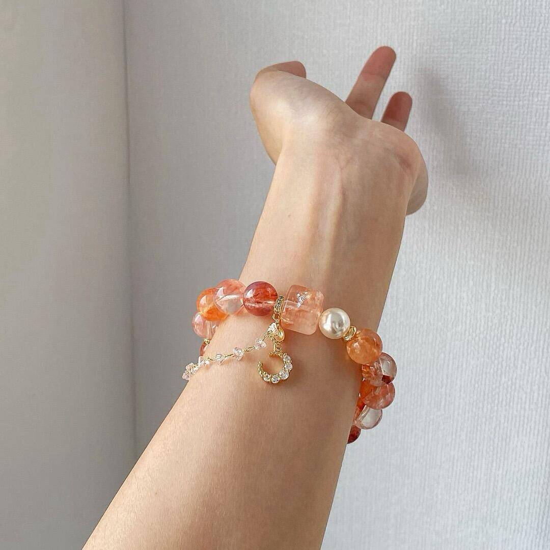 Elegantes Armband aus natürlichem rotem Gartenquarz (12mm) mit funkelndem Mondanhänger, Barockperle und großer Hauptsteinfassung – handgefertigter Blickfang mit energetischer Wirkung