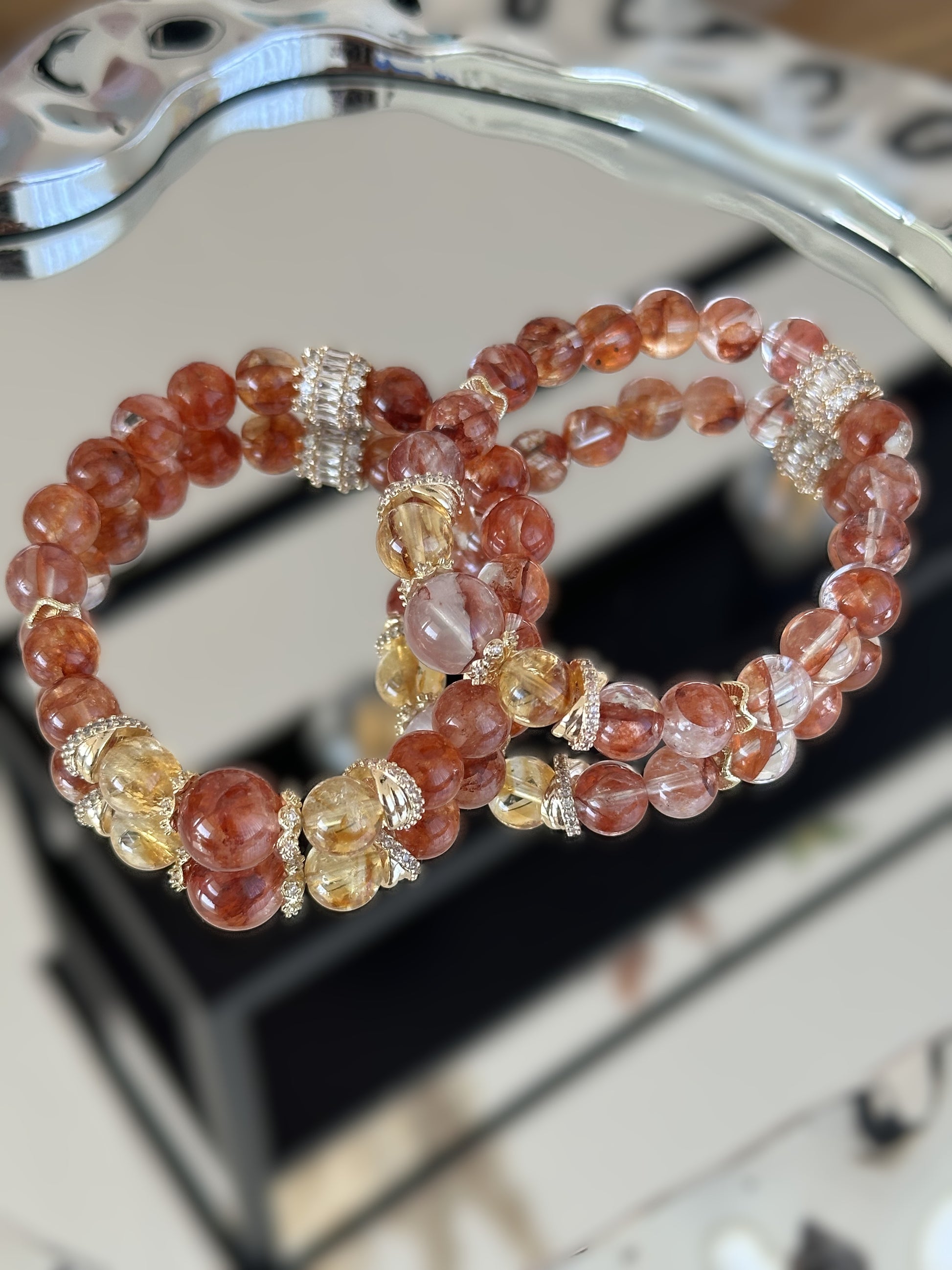 Elegantes Armband mit rotem Sonnenstein und Citrin, verziert mit goldfarbenen Zirkonia-Elementen – stilvoller Schmuck mit positiver Energie