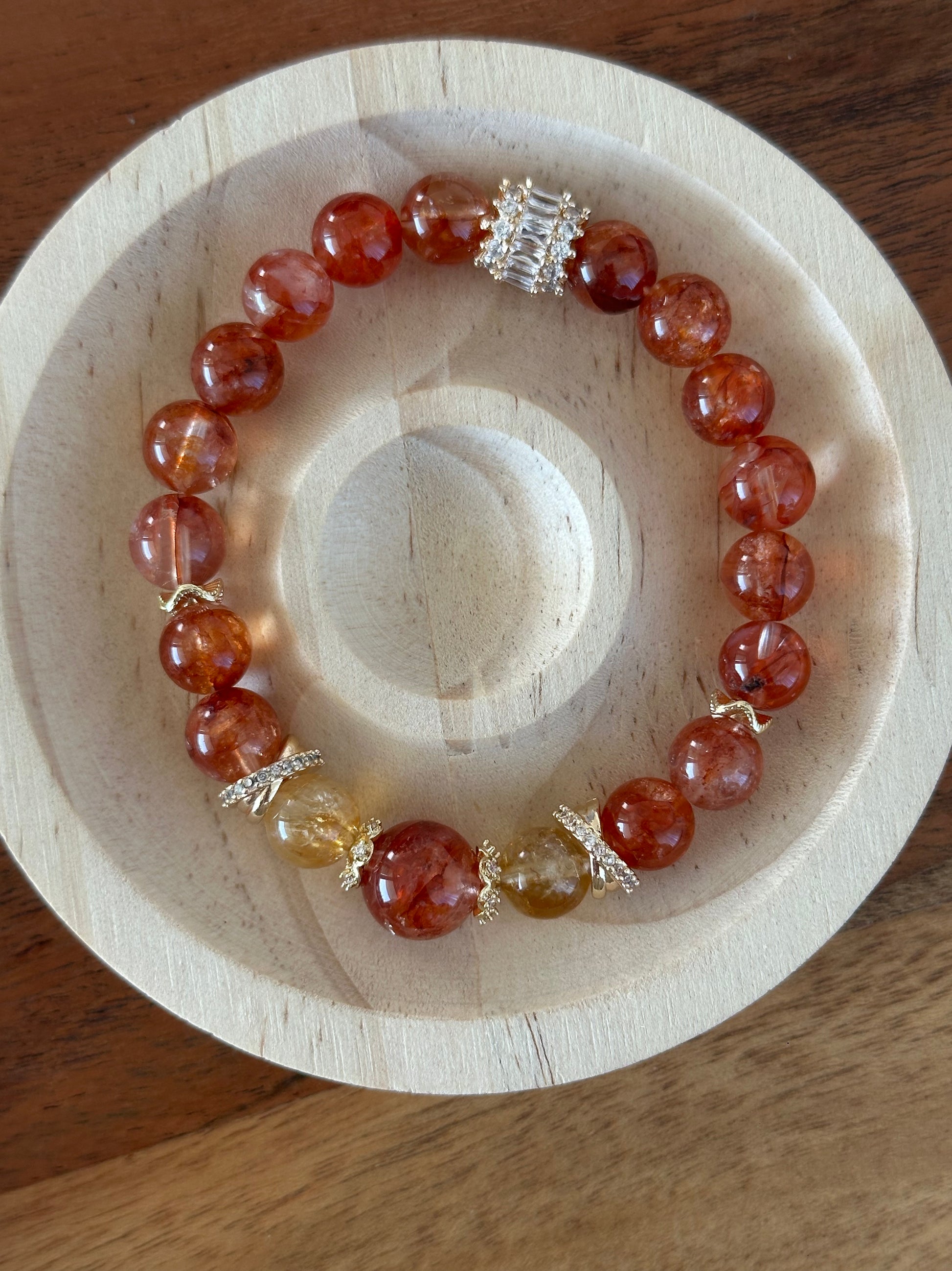 Elegantes Armband mit rotem Sonnenstein und Citrin, verziert mit goldfarbenen Zirkonia-Elementen – stilvoller Schmuck mit positiver Energie