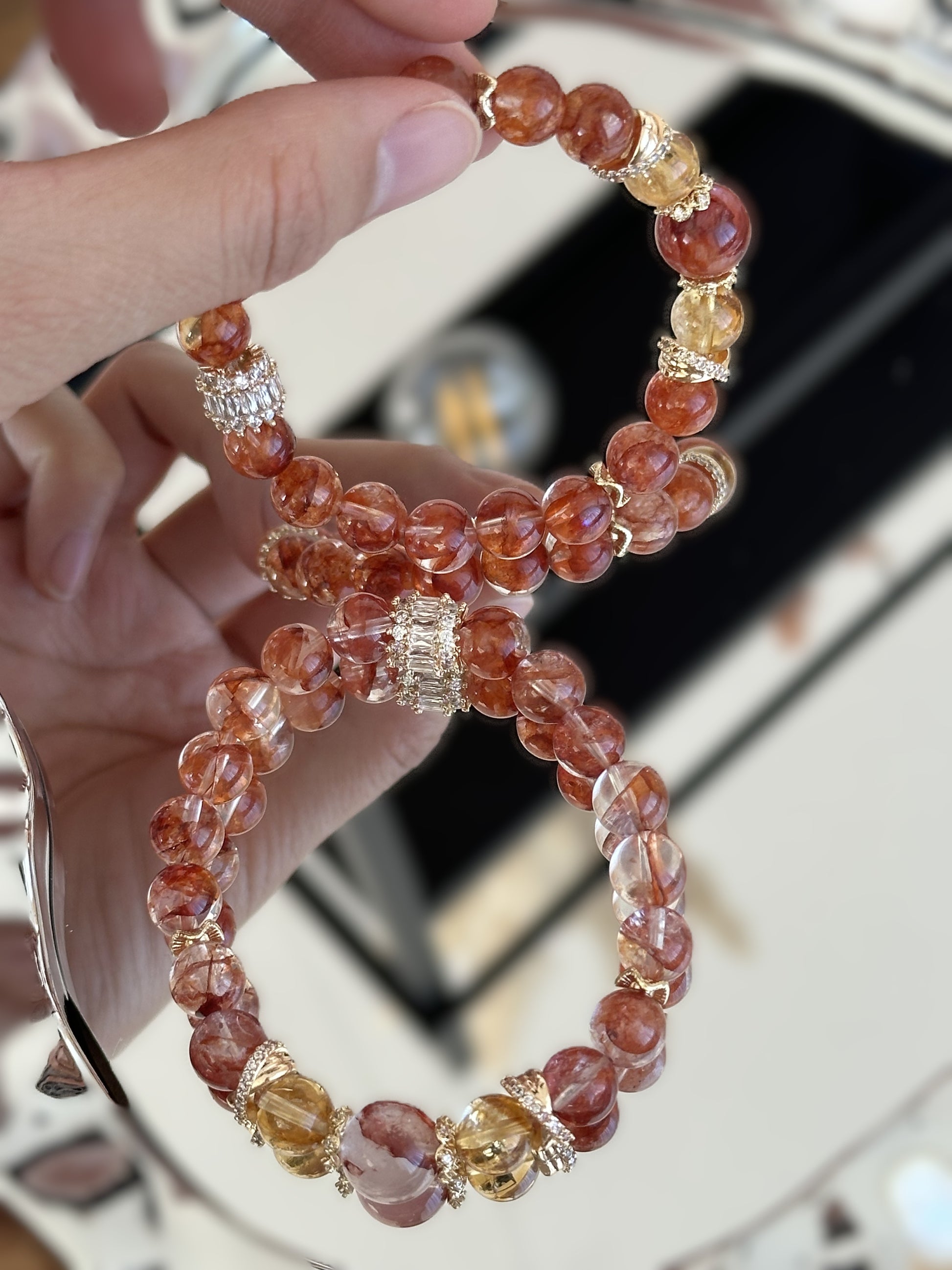 Elegantes Armband mit rotem Sonnenstein und Citrin, verziert mit goldfarbenen Zirkonia-Elementen – stilvoller Schmuck mit positiver Energie
