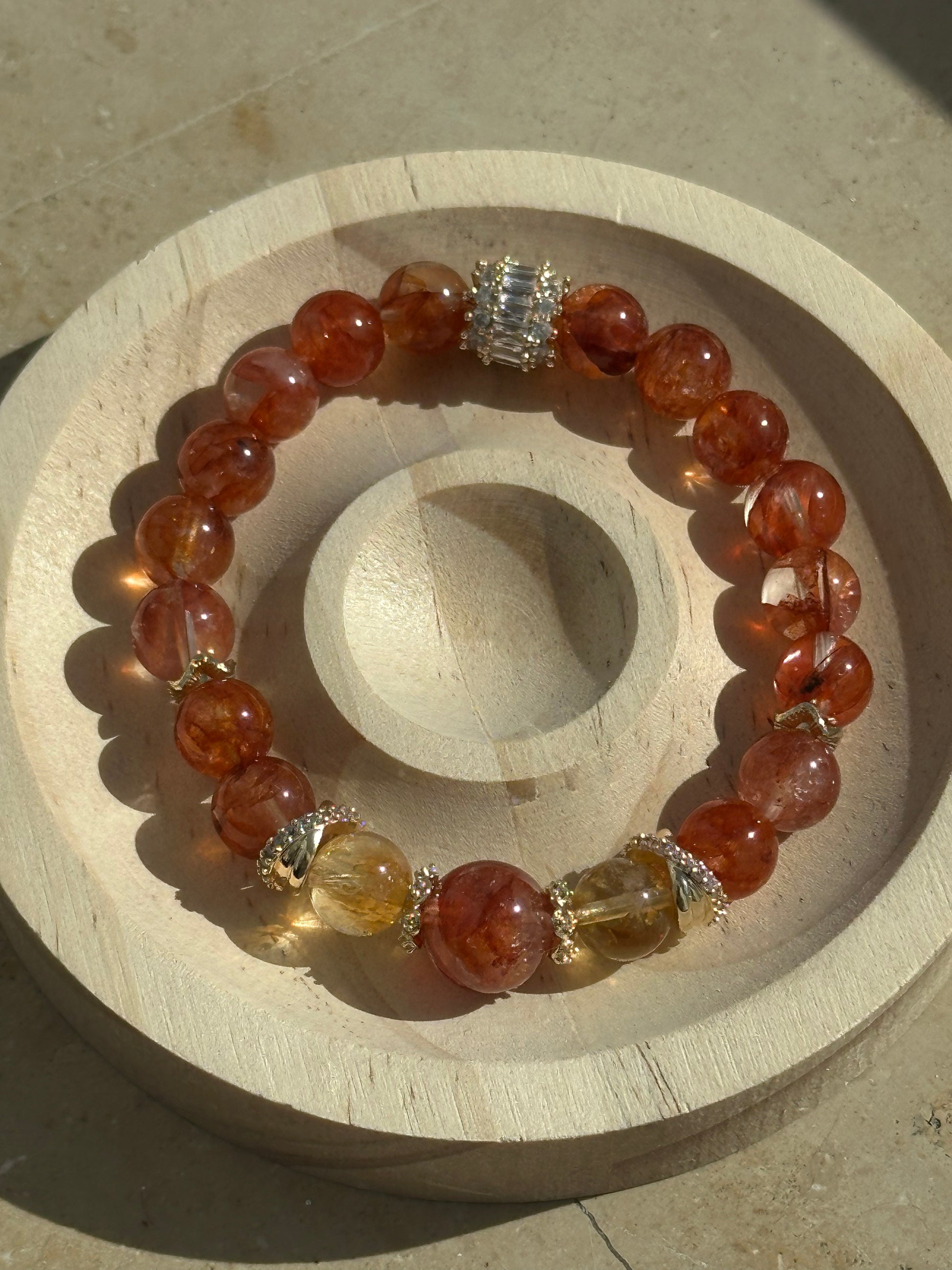 Elegantes Armband mit rotem Sonnenstein und Citrin, verziert mit goldfarbenen Zirkonia-Elementen – stilvoller Schmuck mit positiver Energie