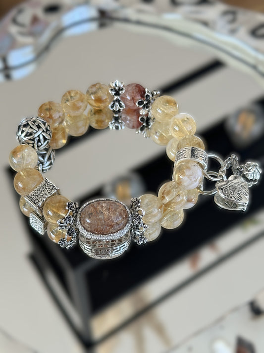 Handgefertigtes Armband aus rutiliertem Quarz mit Herzanhänger, Vintage-Elementen und großem Mittelstein – kraftvoll und elegant